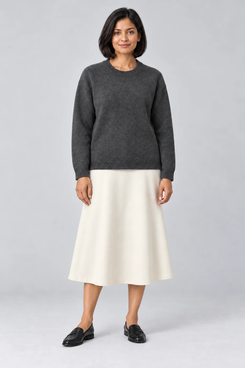 Combinación de prendas ilustrativa: Cuello redondo gris carbón + Falda midi marfil
