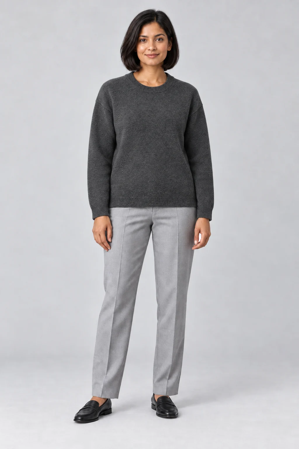 Combinación de prendas ilustrativa: Cuello redondo gris carbón + Pantalón gris plata