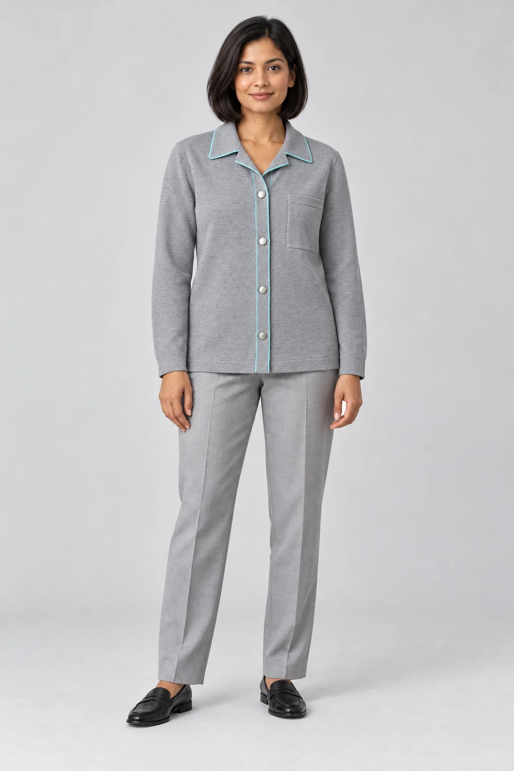 Combinación de prendas ilustrativa: Sobrecamisa gris ceniza + Pantalón gris plata